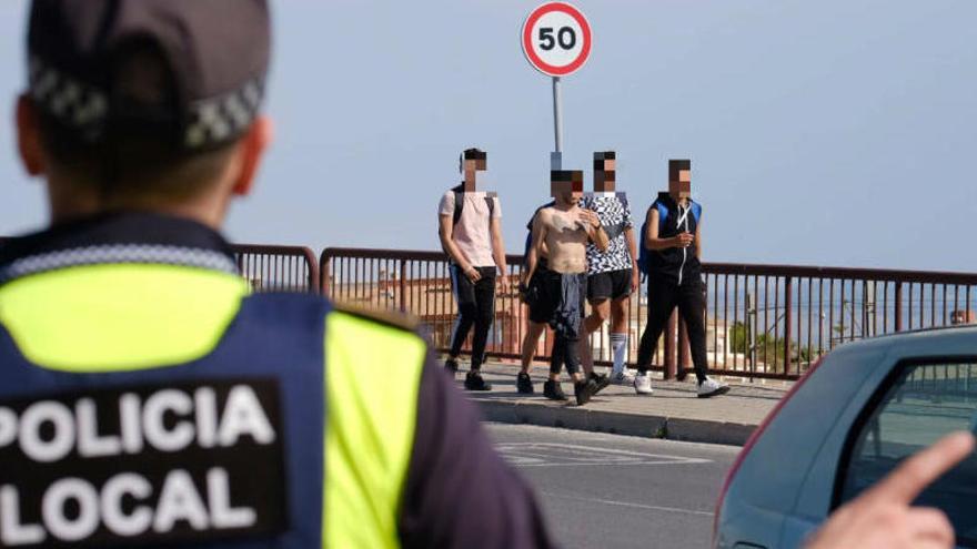 La Policía Local interviene alcohol a un grupo de menores.