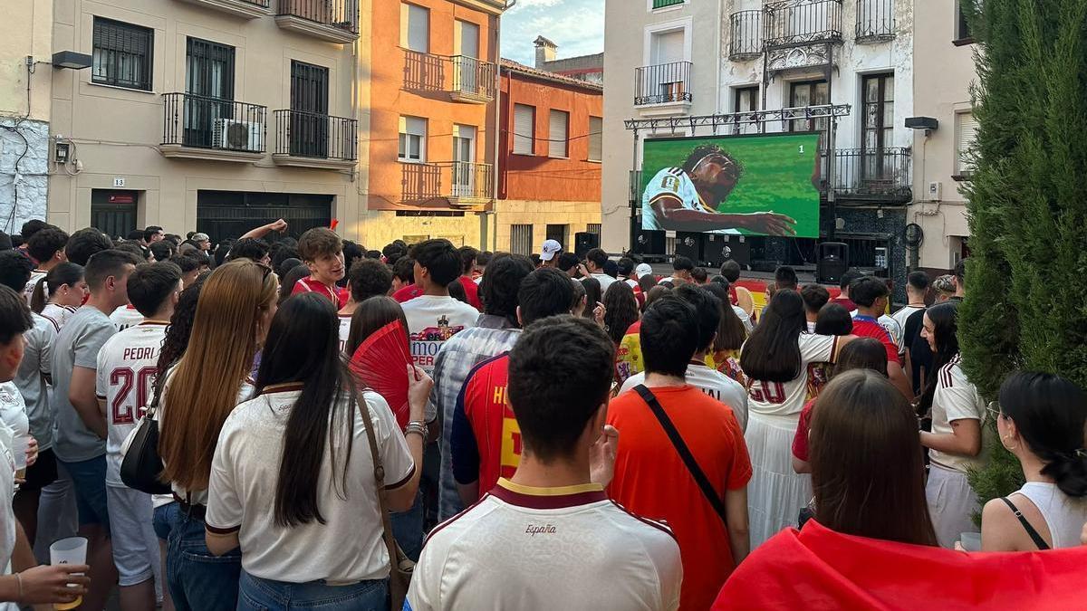 Plasencia suma música con DJ a la pantalla gigante para ver la final del Mundial.