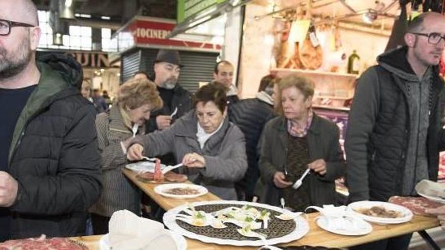 Un tast d&#039;olis i degustació al mercat de Puigmercadal