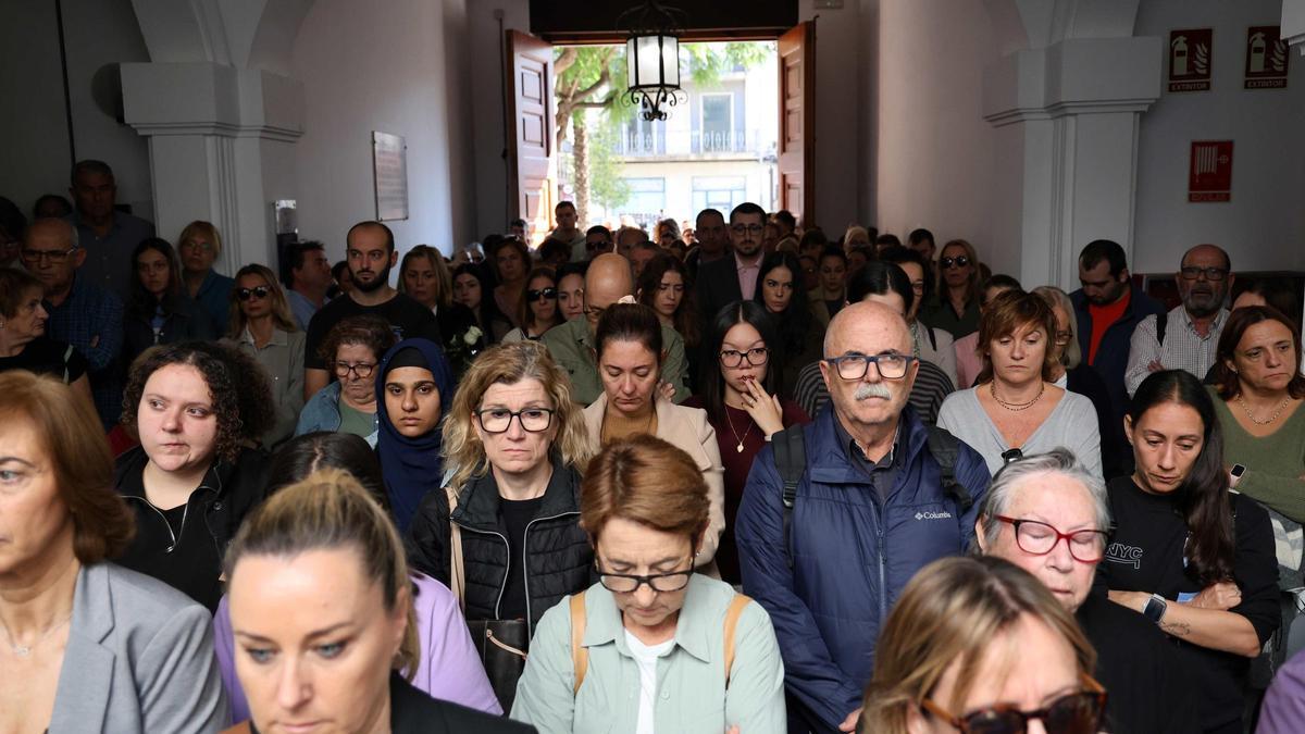 Vecinos de Catarroja asisten al minuto de silencio.