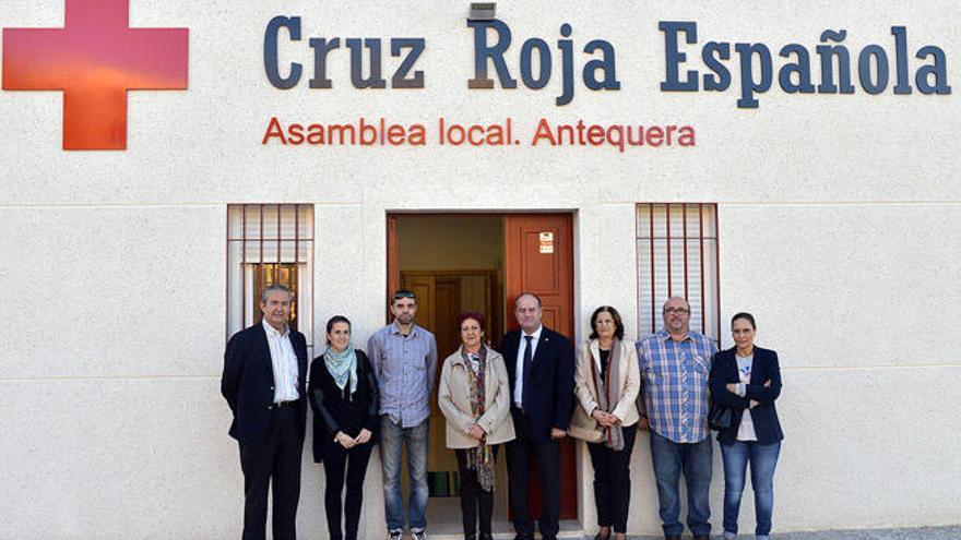 El alcalde, Manolo Barón, ante la nueva sede de la Cruz Roja.