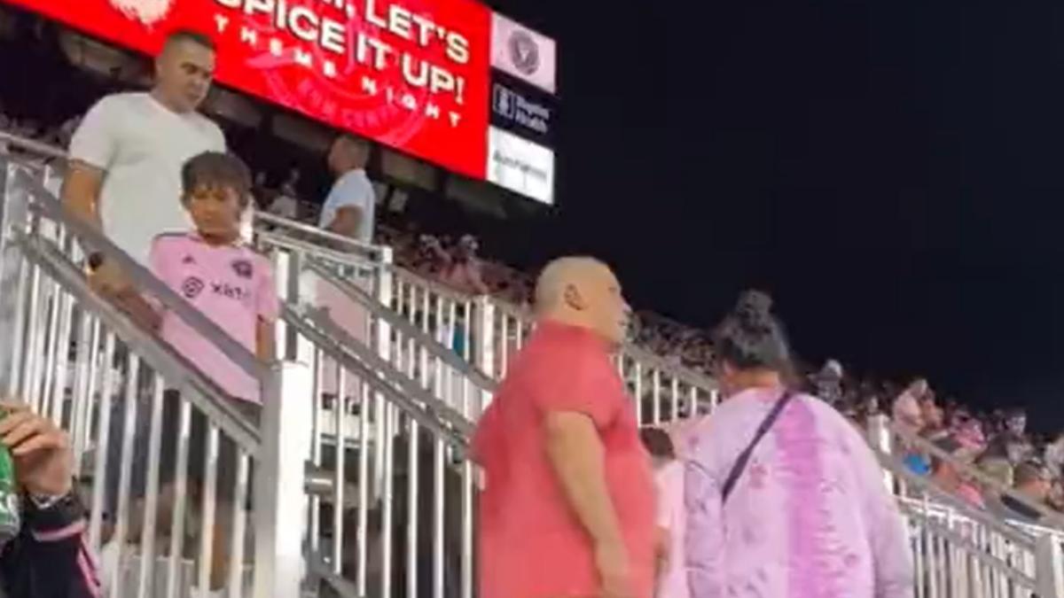 La surrealista reacción de la grada cuando Messi se va lesionado en el minuto 39'