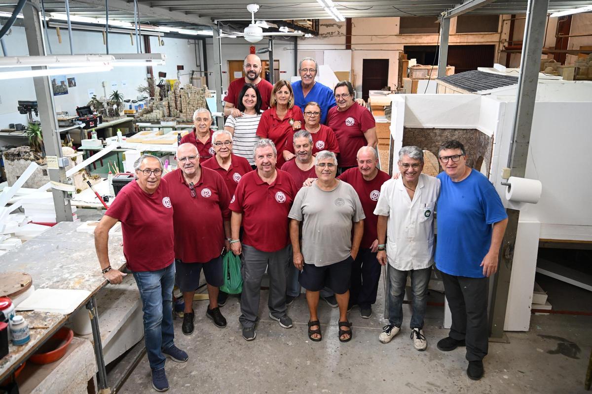 Miembros de la Asociación de Belenistas de Elche