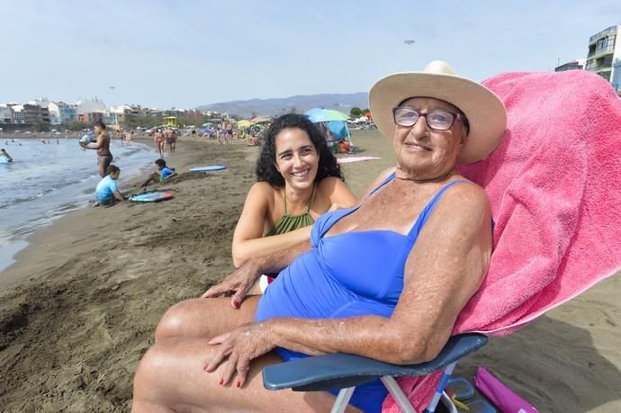12-09-2020 TELDE. Reportaje en las playas de Telde: playa de Melenara. En la imagen, Agustina Martín de la Nuez (94 años) y su nieta. Fotógrafo: ANDRES CRUZ  | 12/09/2020 | Fotógrafo: Andrés Cruz