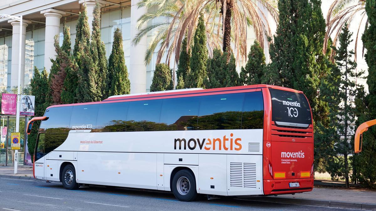 Un autobús de la compañía Moventis.