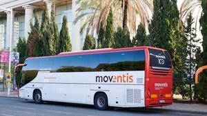 Un autobús de la compañía Moventis, que pertenece a Moventia, estacionado en Barcelona.