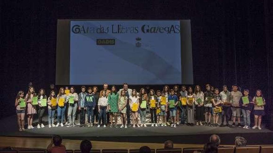 Ganadores de los premios por el Día de las Letras Gallegas. // FdV