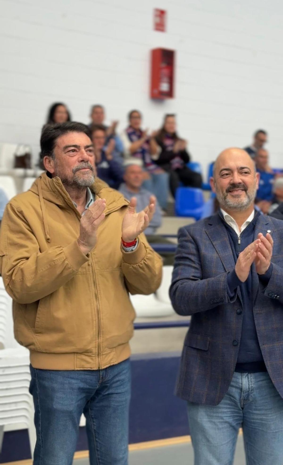 Luis Barcala y Pepe Sánchez a los jugadores del Obras del Puerto presentes en el Pitiu Rochel.