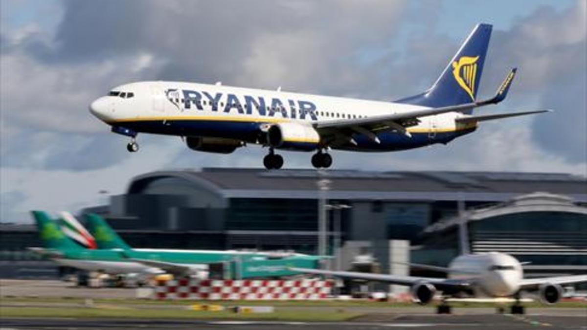Un avión de Ryanair despega del aeropuerto de Dublín.