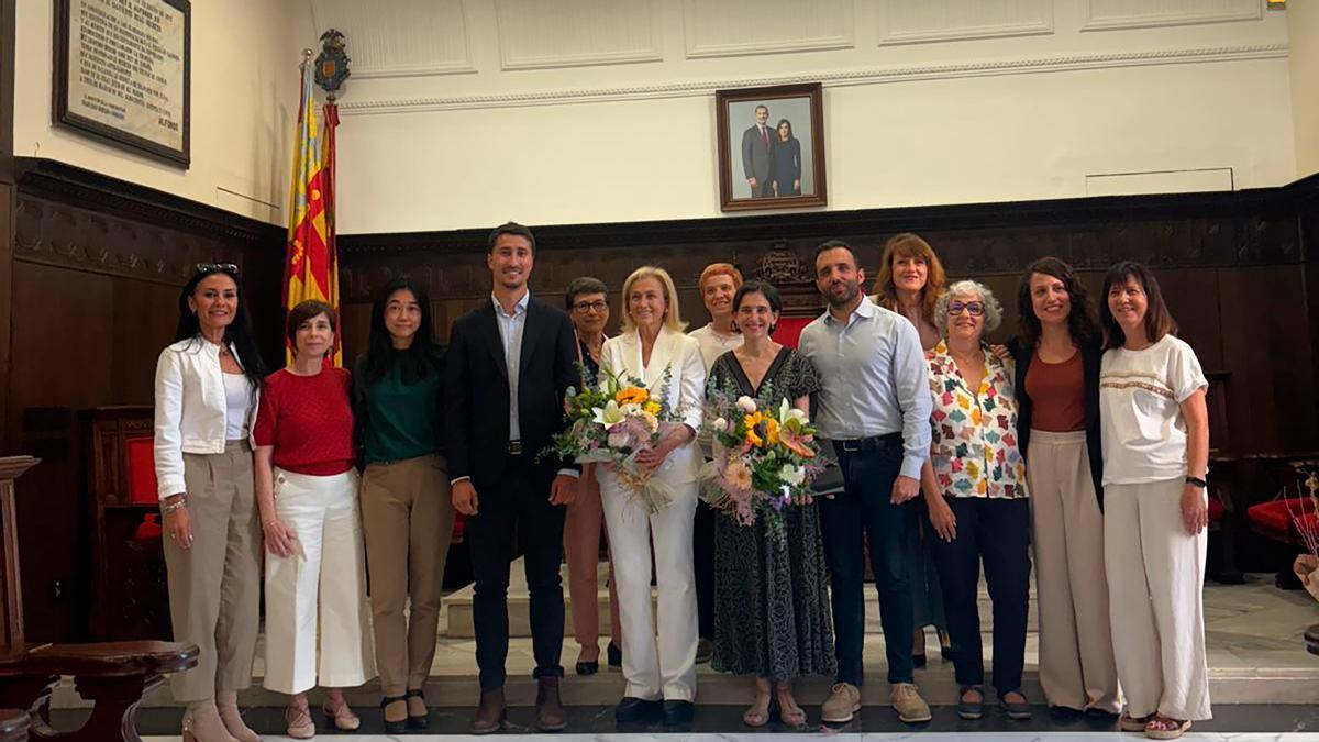 Las premiadas y finalistas, con el alcalde y varios concejales.