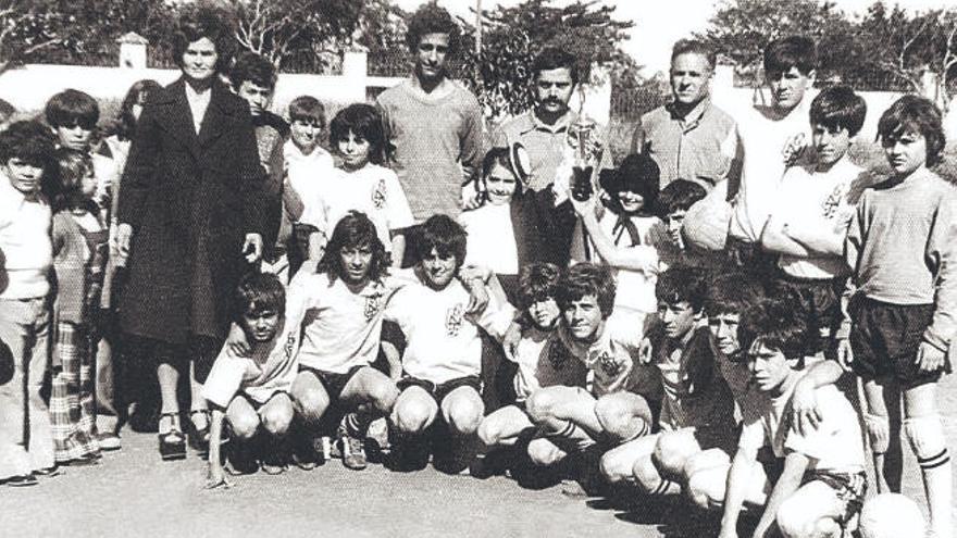 Felip (cuarto por la derecha) en una instantánea de 1977.