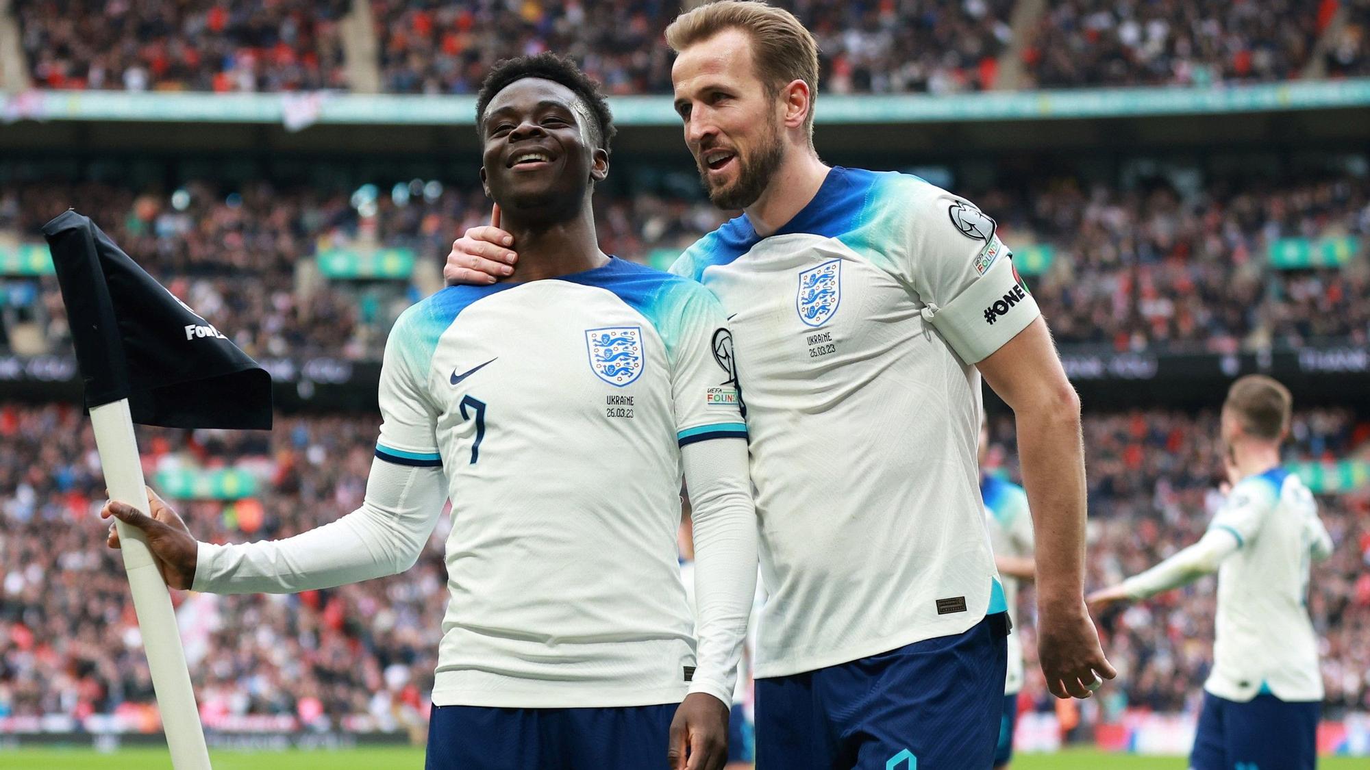 Saka y Kane celebran un gol ante Ucrania.