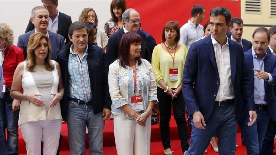 Los barones del PSOE despiertan de su letargo ante Sánchez