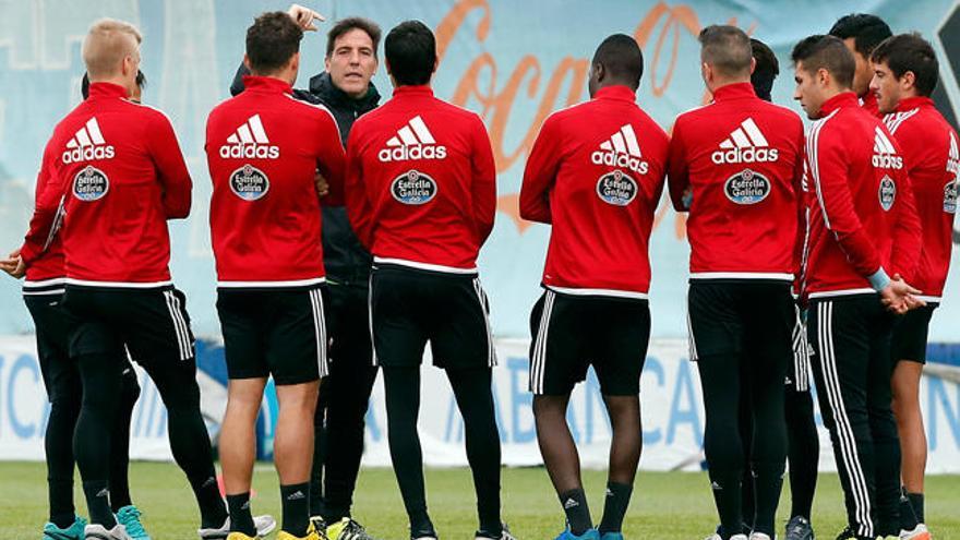 Berizzo da instrucciones al equipo en A Madroa // MARTA G.BREA