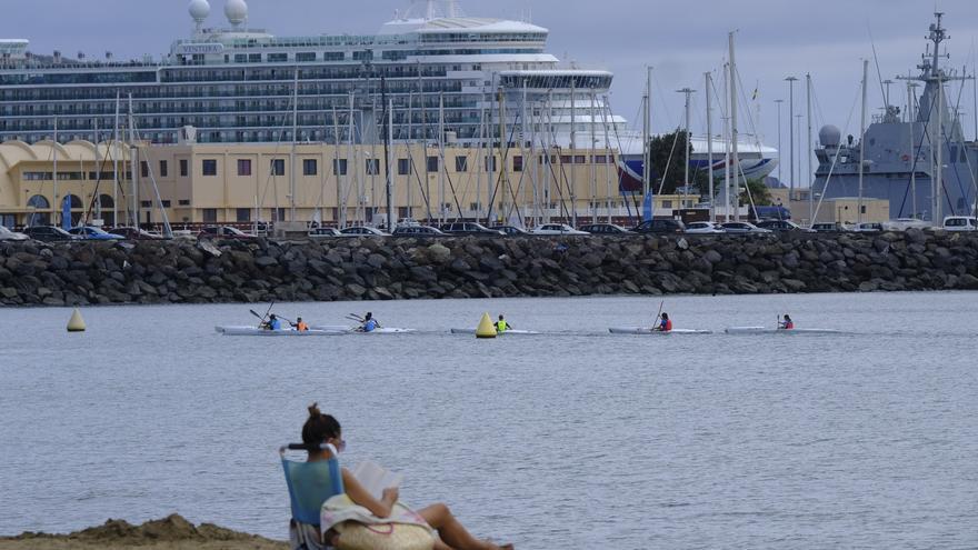 Las Alcaravaneras, una playa con músculo