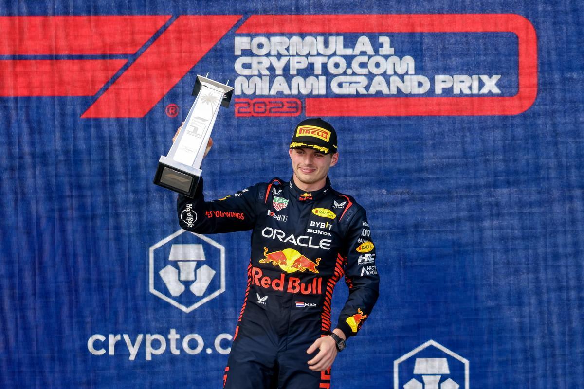 Verstappen en el podio, tras alzarse con el premio en Miami.