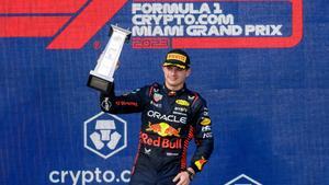 Verstappen en el podio, tras alzarse con el premio en Miami.