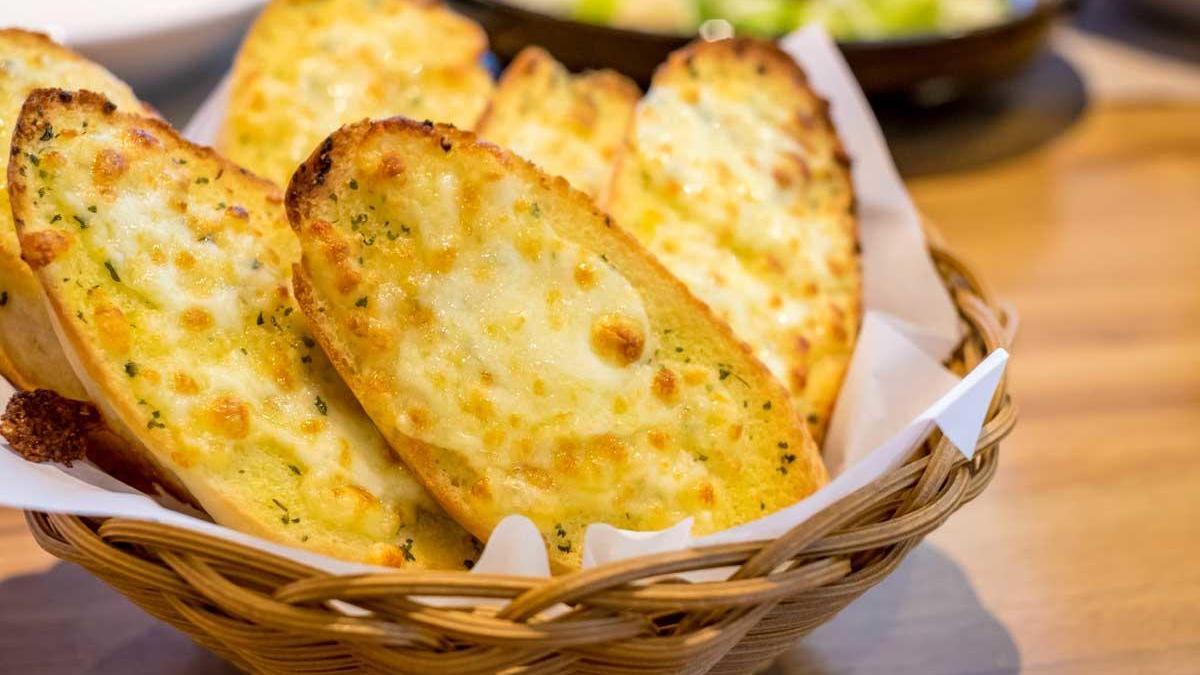 Pan de ajo con queso gratinado, el rey de los snacks