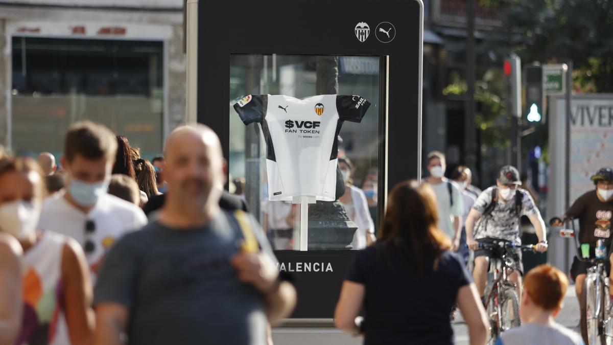 Campaña de marketing con la camiseta del Valencia