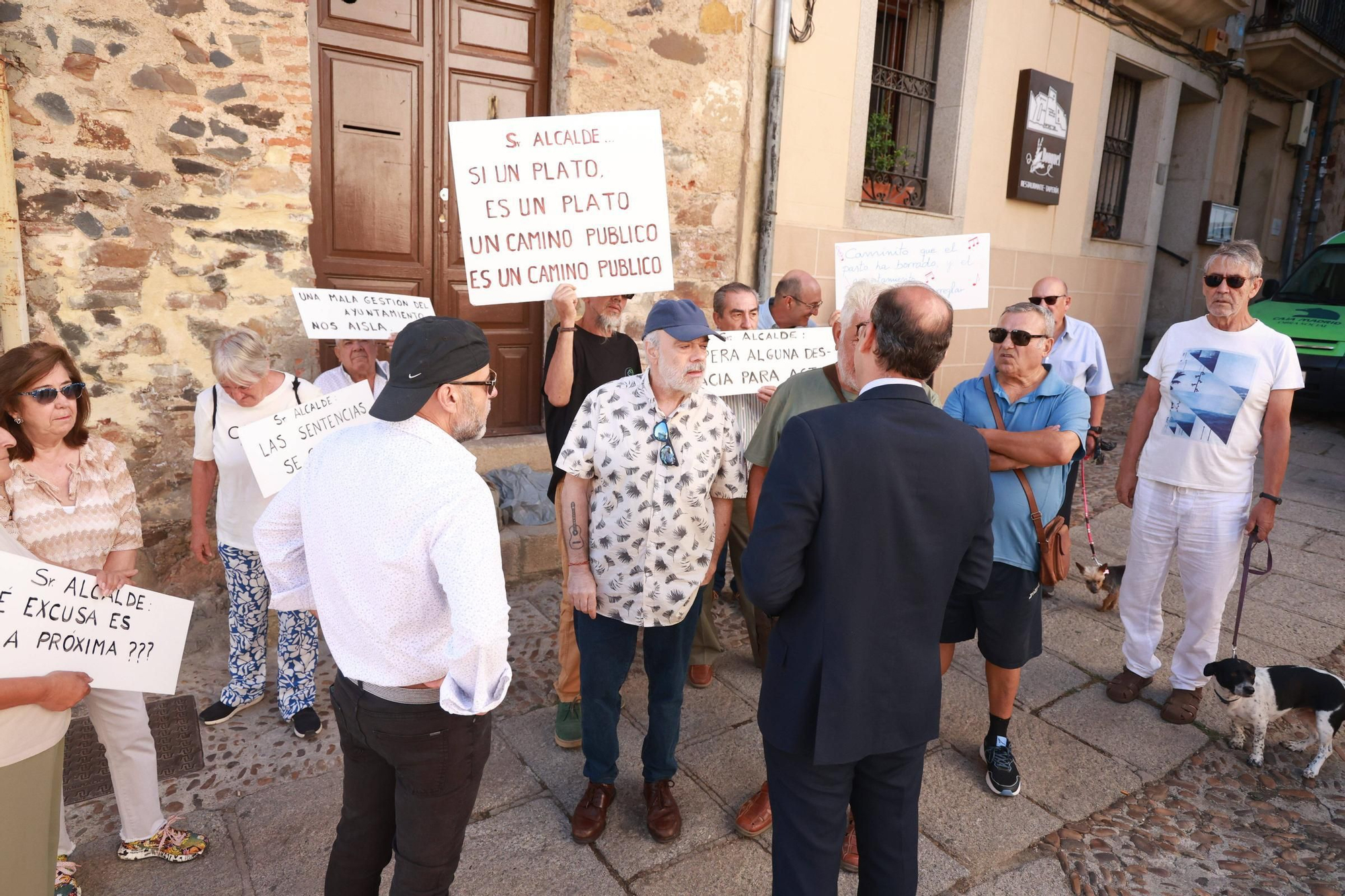 Así ha sido la protesta de los vecinos de Cuartos del Baño en Cáceres