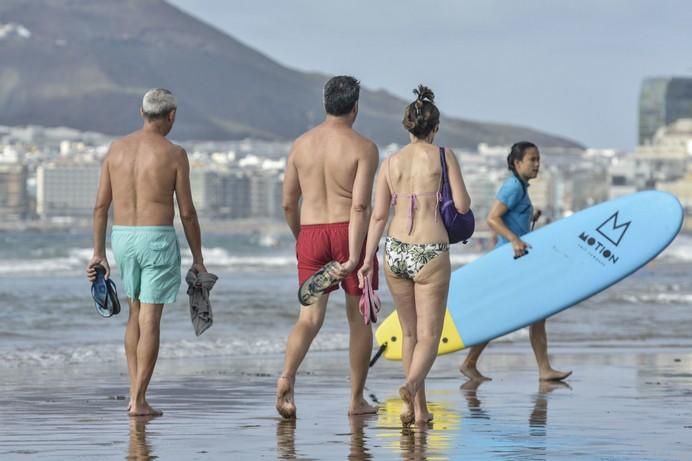 LAS PALMAS DE GRAN CANARIA A 21/06/2017. La Agencia Estatal de Meteorología (Aemet) ha decretado el aviso amarillo por altas temperaturas para este jueves, 22 de junio en Gran Canaria. Playa de Las Canteras. FOTO: J.PÉREZ CURBELO