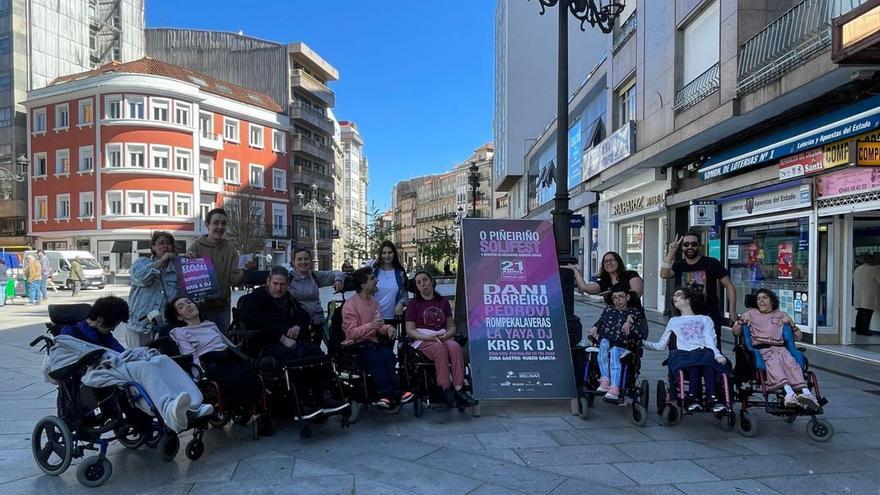 Los usuarios del centro Princesa Letizia colocaron carteles del evento por toda Vilagarcía.