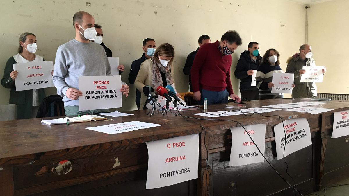 Los trabajadores y delegados de Comisiones en Ence, con carteles contra el PSOE, anunciaron ayer que intensifican las protestas.