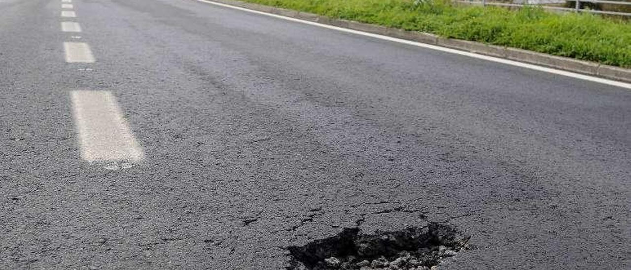 Bache en la Rolda Leste  |  Usuarios de la Rolda Leste de Lalín detectaron ayer un bache en el tramo de esta vía de circunvalación a la altura del auditorio municipal, entre las rotondas de las carreteras de Rodeiro y de Agolada. El socavón aparece apenas unos días después de que rematasen la mejora integral de la ronda, con un presupuesto de licitación de 800.000 euros, con bajas en sus dos fases de unos 300.000.