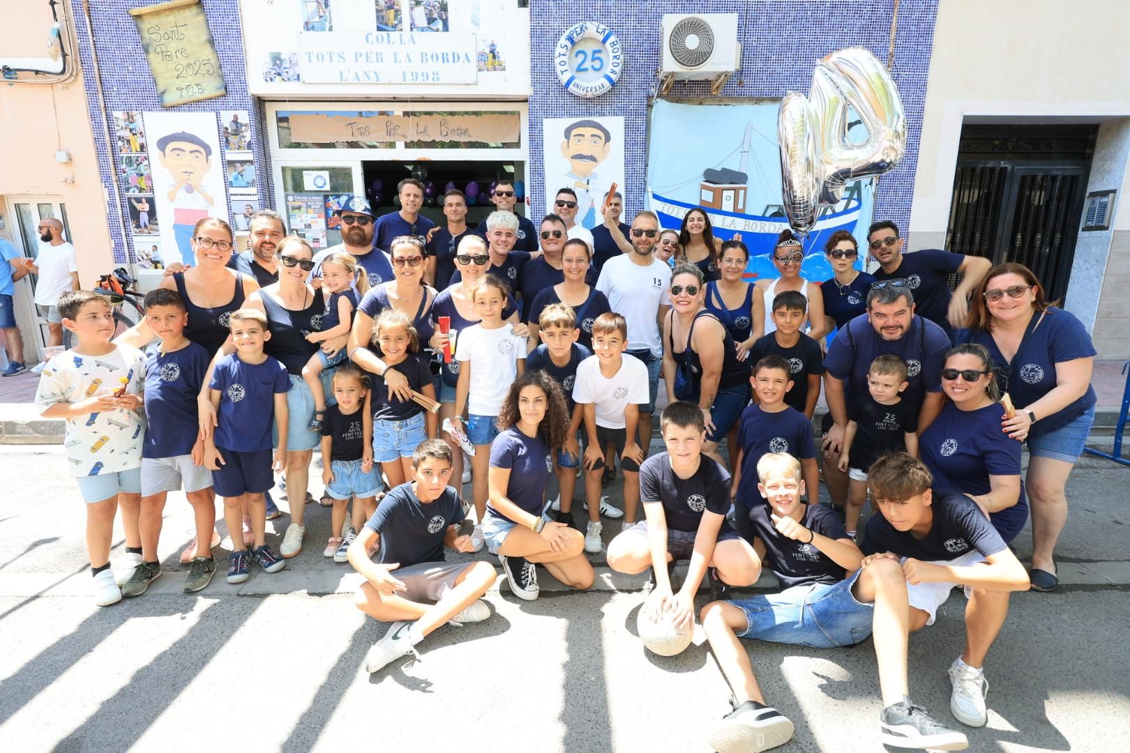 Las collas llenan de color las calles del Grau por Sant Pere