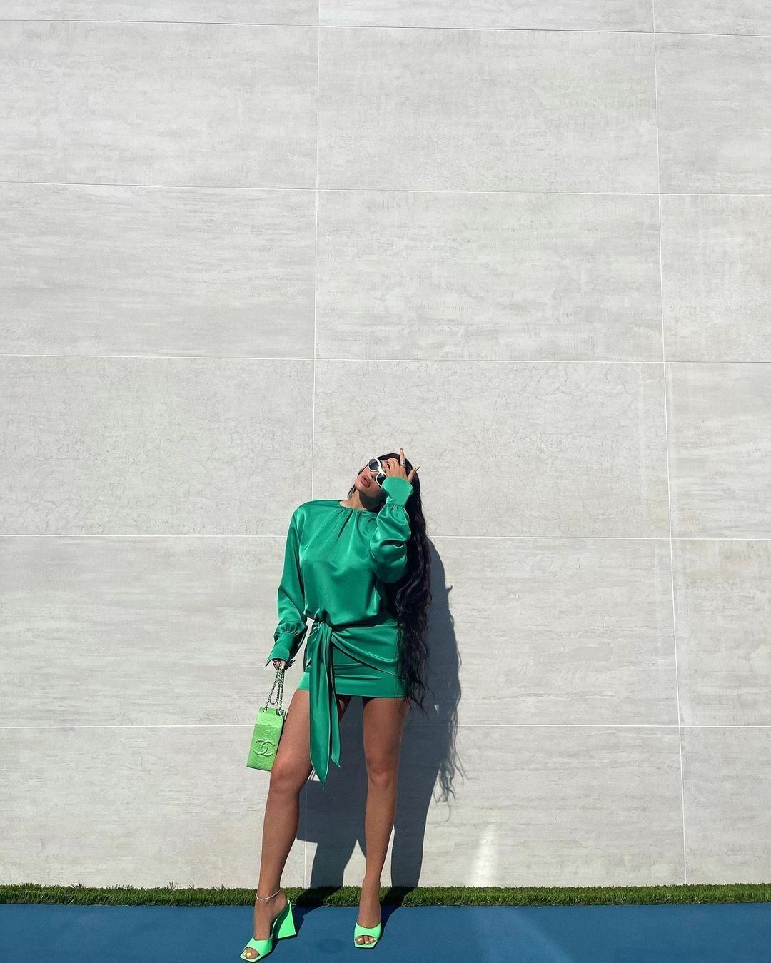 Kylie Jenner posa con mules verdes neón de The Attico y vestido de invitada