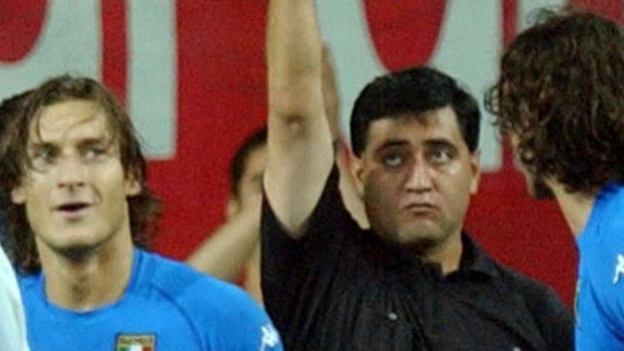 Byron Moreno durante el partido de cuartos de final entre Corea del Sur e Italia en el Mundial 2002