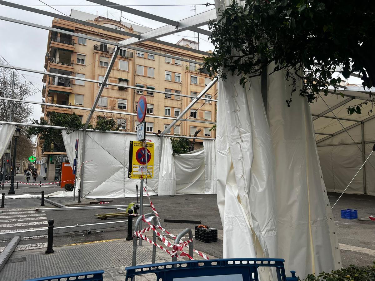 En pleno montaje de las carpas falleras