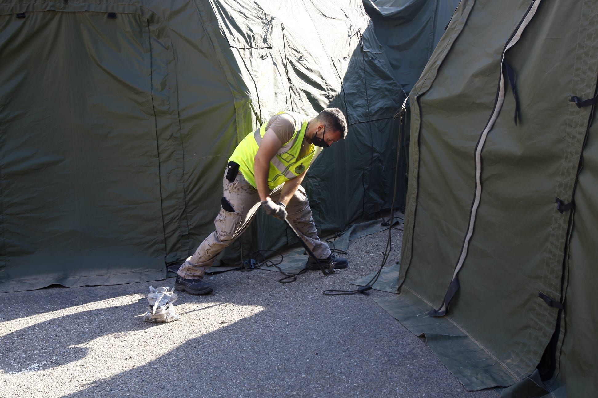 Desmontaje de la carpa militar del Clínico