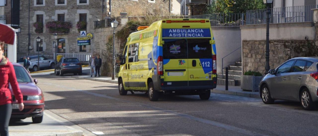 Un ambulancia circulando por Puebla de Sanabria. | A. S.