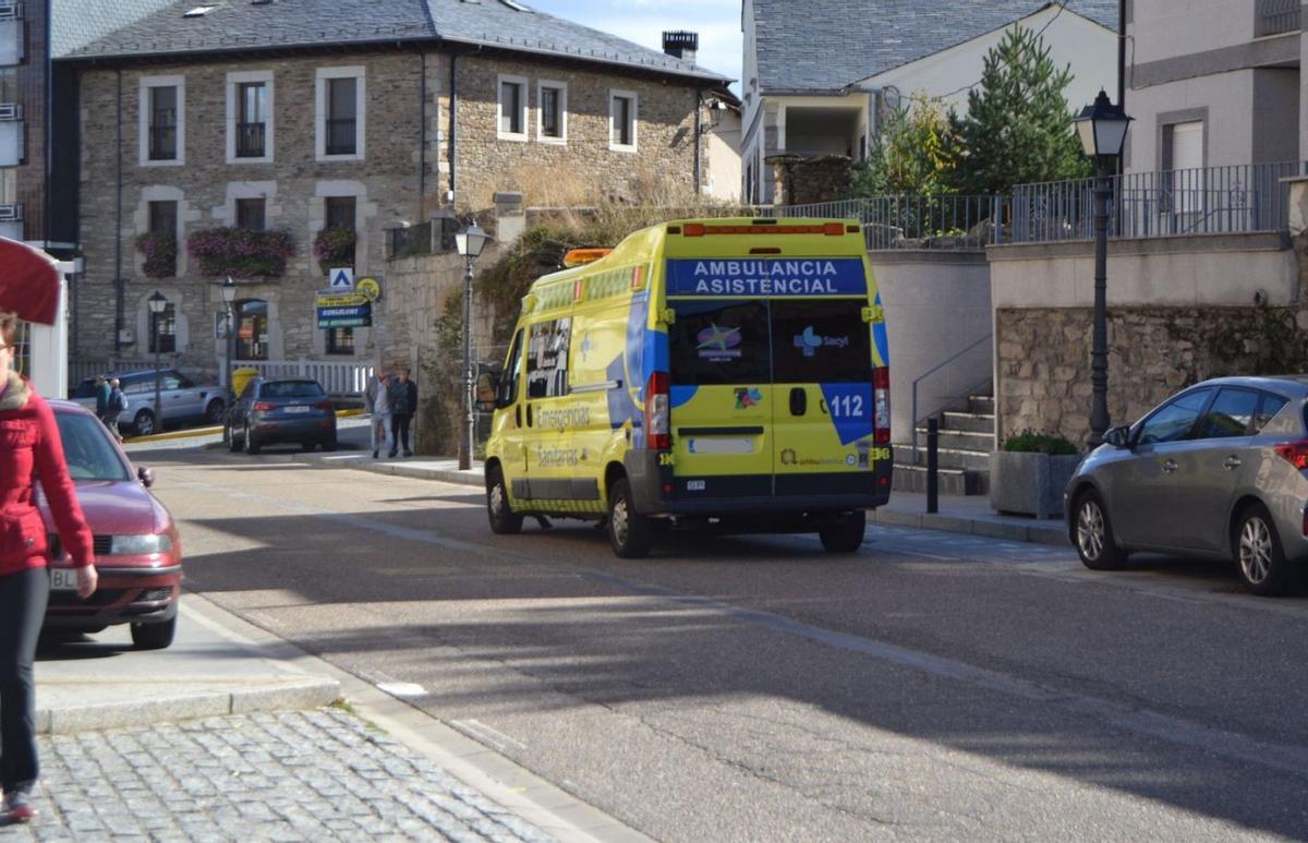 Un ambulancia circulando por Puebla de Sanabria. | A. S.