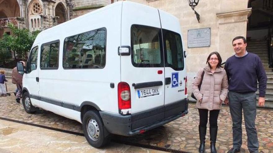La concejala de Bienestar Social y el alcalde de Sóller presentaron el vehículo de transporte.