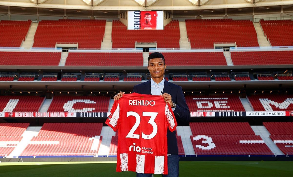 Reinildo Mandava durante su presentación con el Atlético.