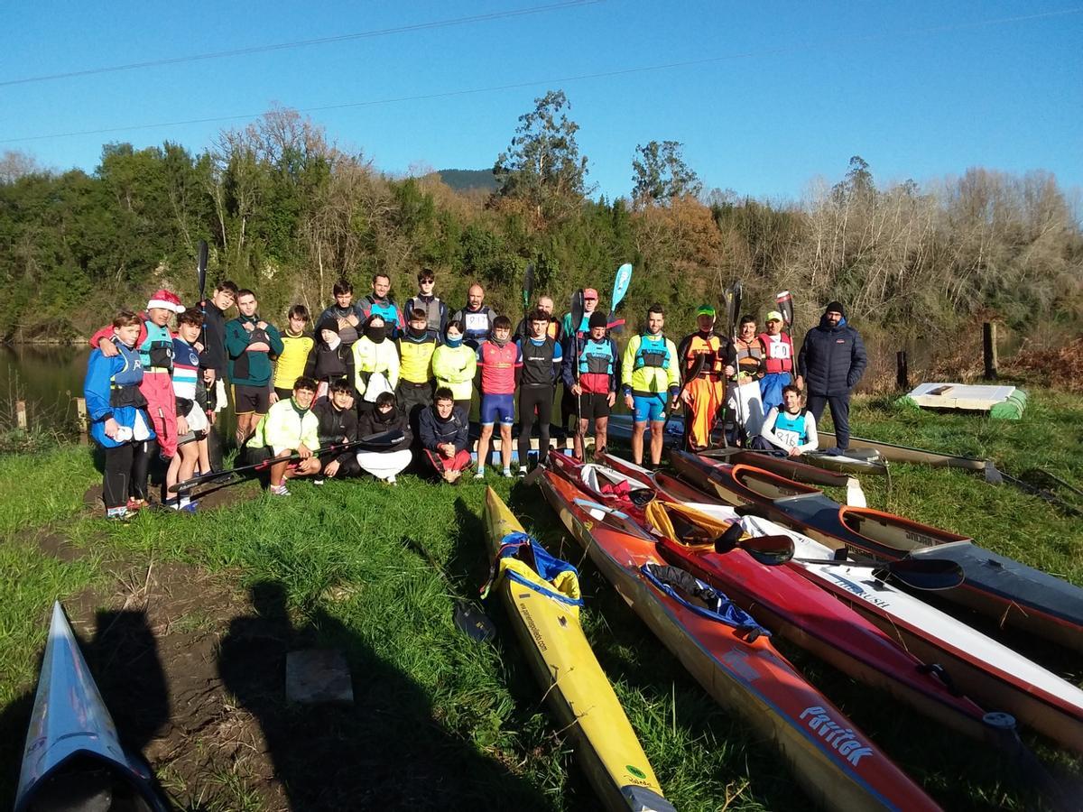 Los pparticipantes en la San Silvestre de piragua.