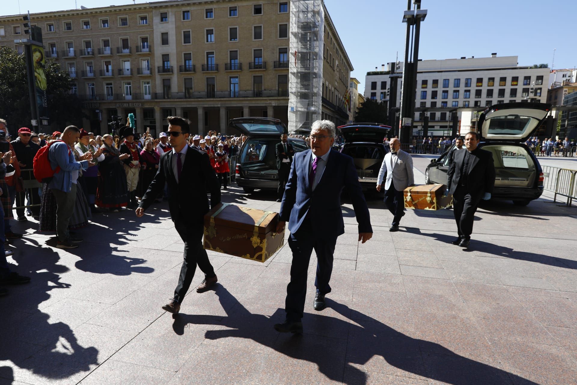 Momento en el que los cofres con los restos óseos son trasladados al ayuntamiento.