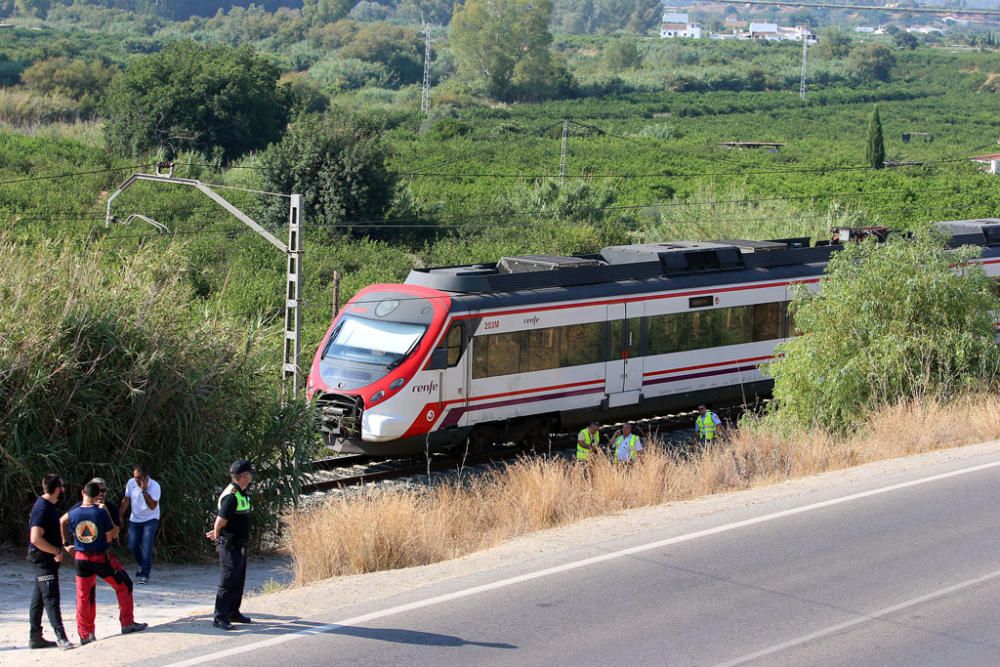 La menor era perdida de vista por sus padres cuando estos cenaban el miércoles por la noche, activándose un dispositivo de búsqueda. El cuerpo de la niña era localizado junto a la vía del tren