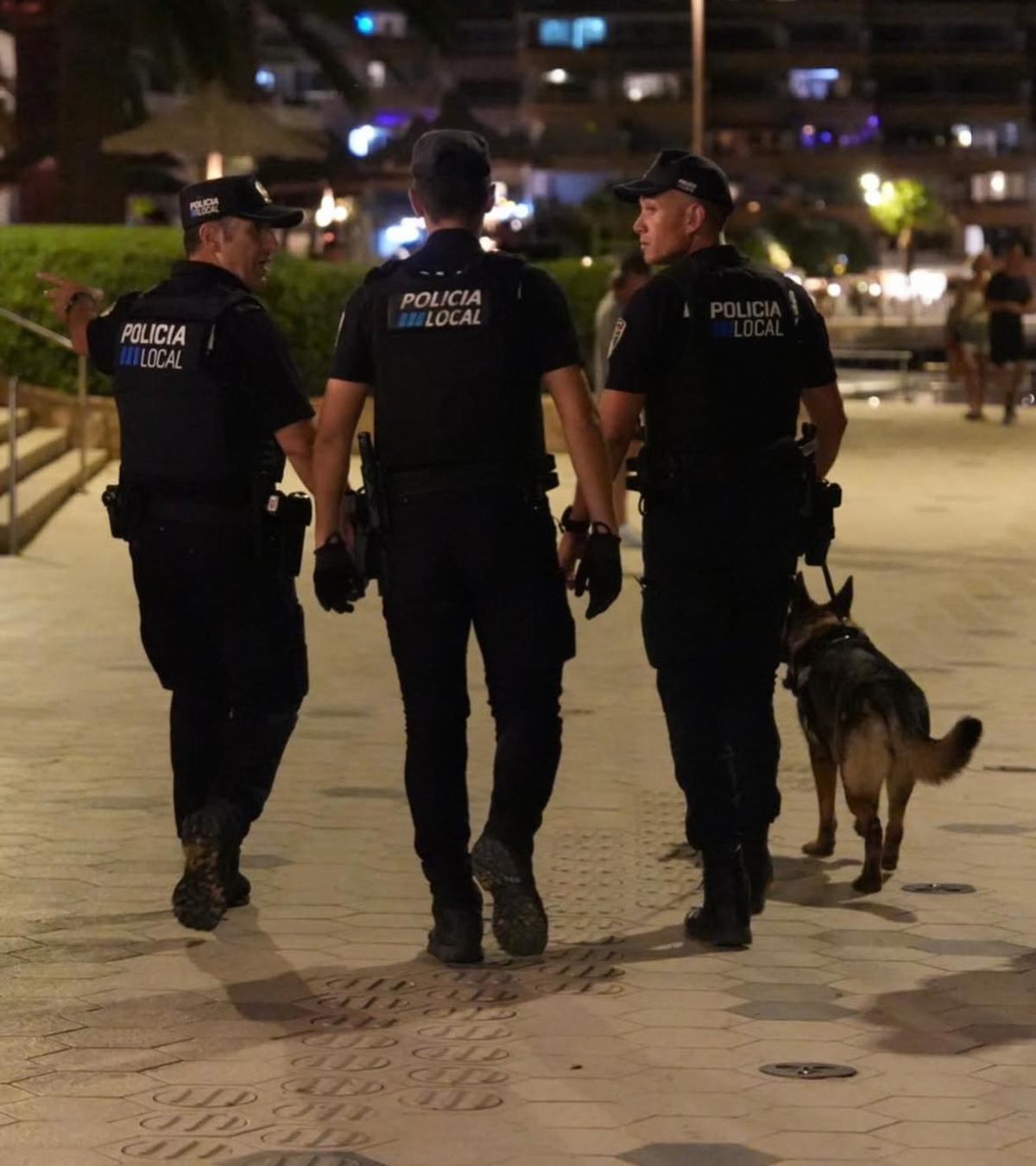 La agente canina Summer, patrullando por Ibiza de noche.