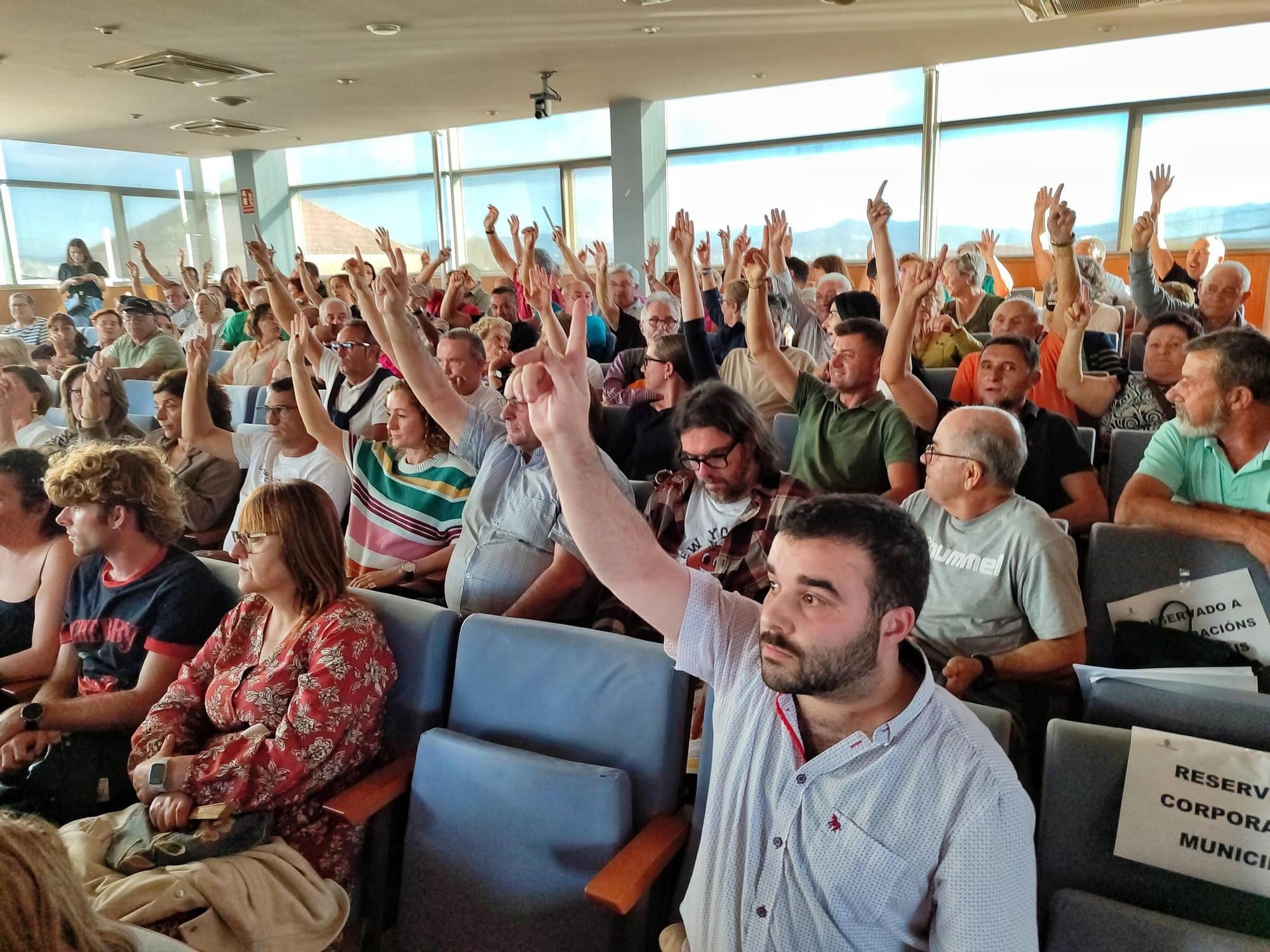 Multidudinaria protesta contra la subida de la basura en Cangas