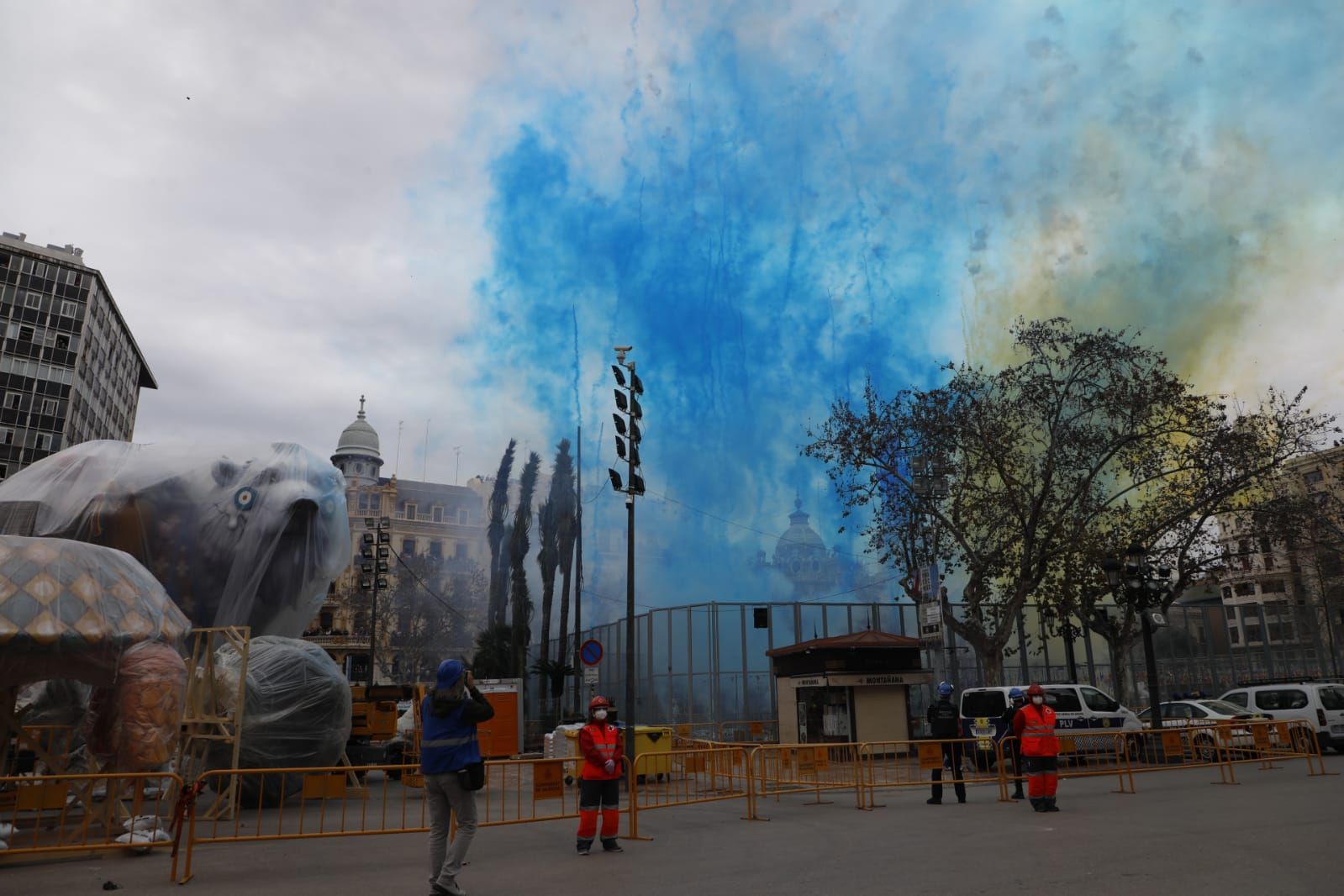 La mascletà con los colores de Ucrania, en imágenes