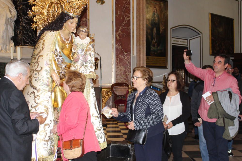 Besamanos de la Virgen de los Desamparados hasta la madrugada