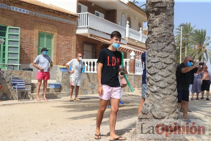 Un hombre cruza a nado el Mar Menor