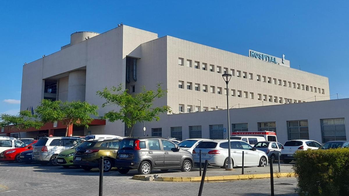 Fachada del Hospital Comarcal de Vinaròs, donde se ha reunido el conseller con los manifestantes del martes, la gerente del hospital y el alcalde.