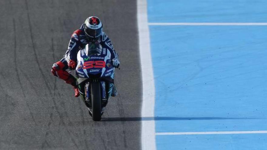 Jorge Lorenzo apura la frenada en la recta del circuito de Jerez durante una de las dos sesiones de la primera jornada de entrenamientos, celebrada ayer.