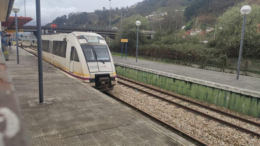 El Adif renovará los cerramientos de la línea de ferrocarril entre Ablaña y Ujo