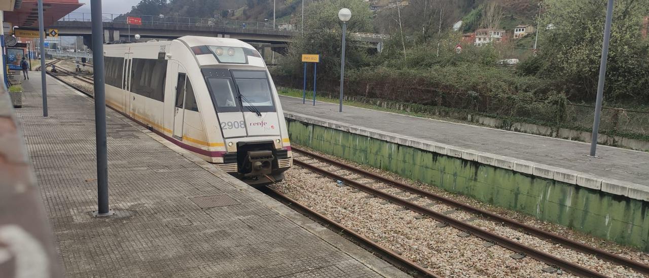 El Adif renovará los cerramientos de la línea de ferrocarril entre Ablaña y  Ujo - La Nueva España