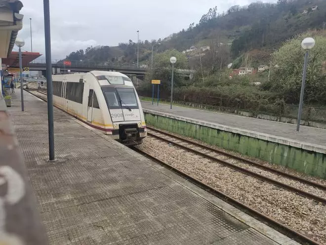 El Adif renovará los cerramientos de la línea de ferrocarril entre Ablaña y Ujo